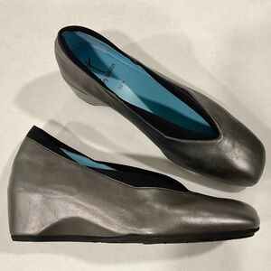 THIERRY RABOTIN  Taos Slip On Wedge Pearlized Leather Pewter  Size  EU 38.5 NEW